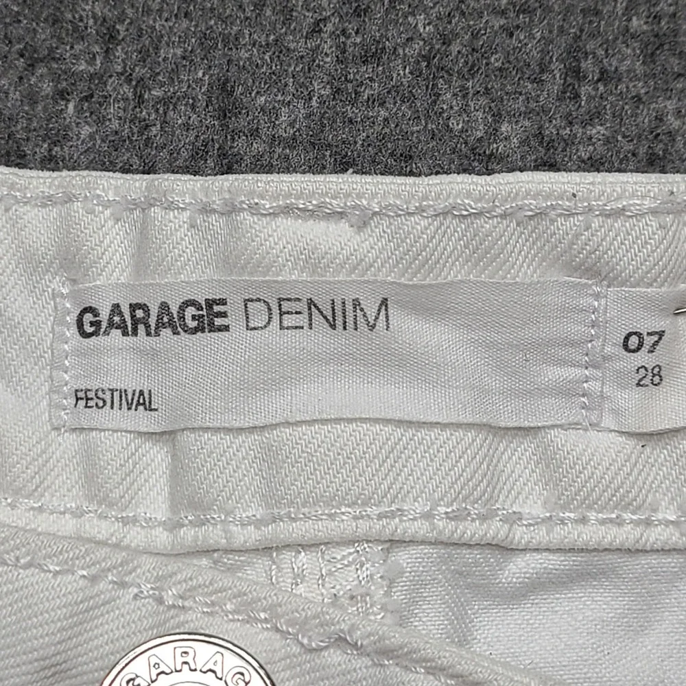 Garage Festival Denim Shorts Women 7 White Good Distressed High Rise Raw Hem